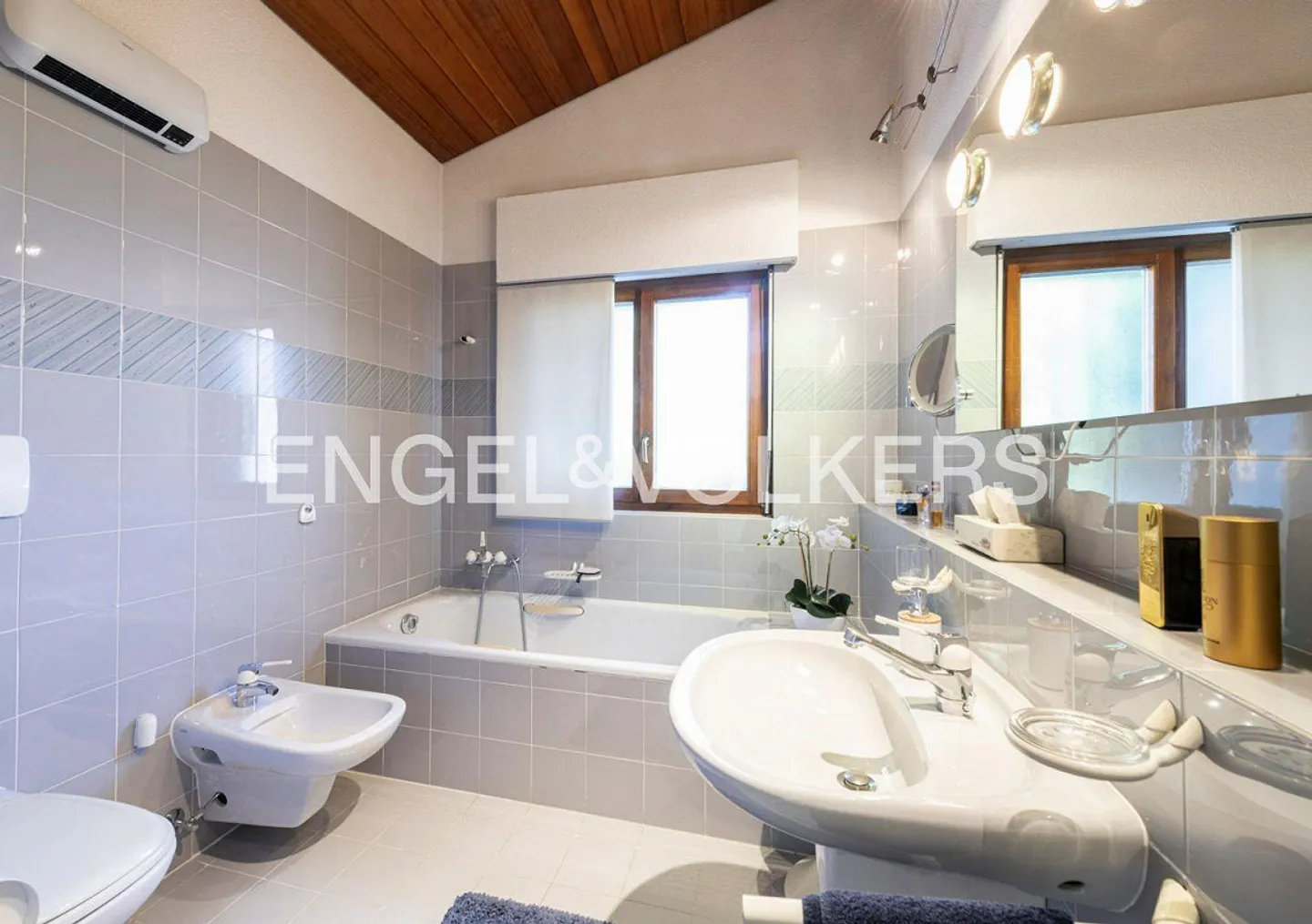 Einladende Villa mit großem Garten und Seeblick - Foto 9 von 13