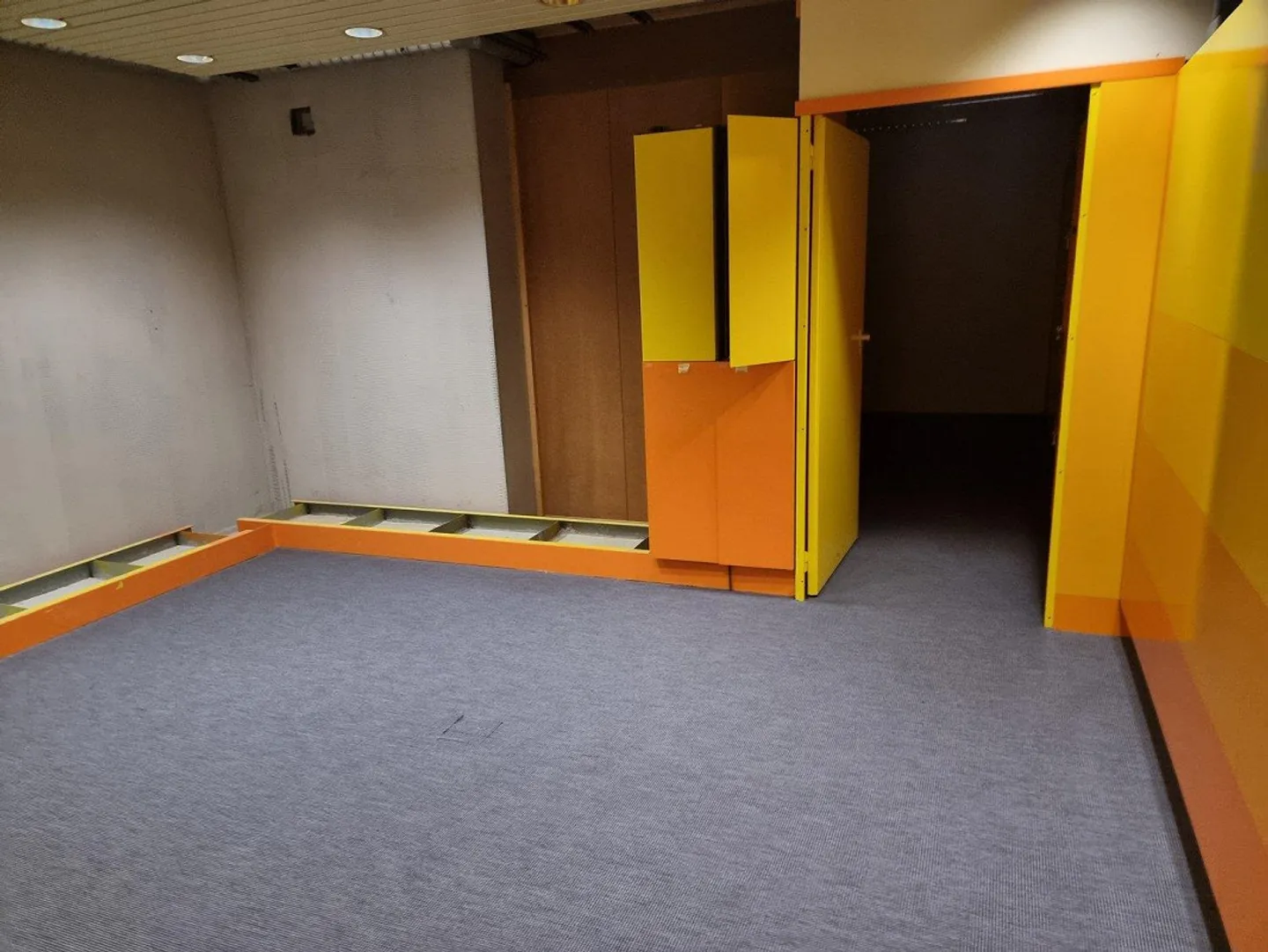 Spazio commerciale versatile (ufficio, affitto, studio) con cassaforte accessibile - Foto 7 di 10