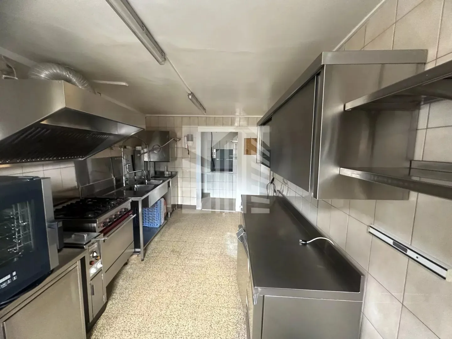 Mixed-use building for rent - Photo 3 of 6