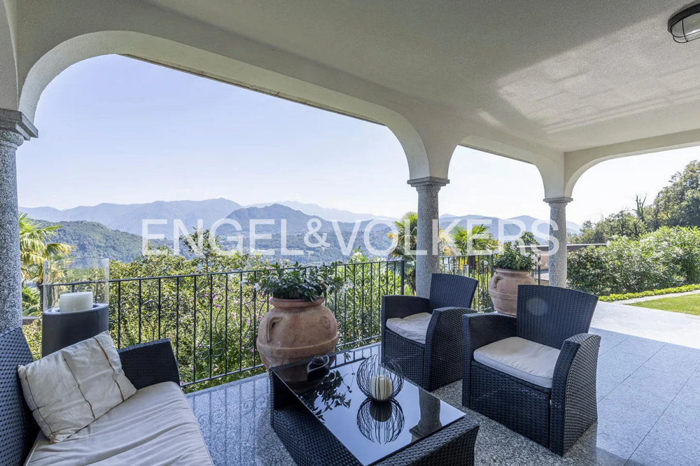 Einladende Villa mit großem Garten und Seeblick - Foto 10 von 13