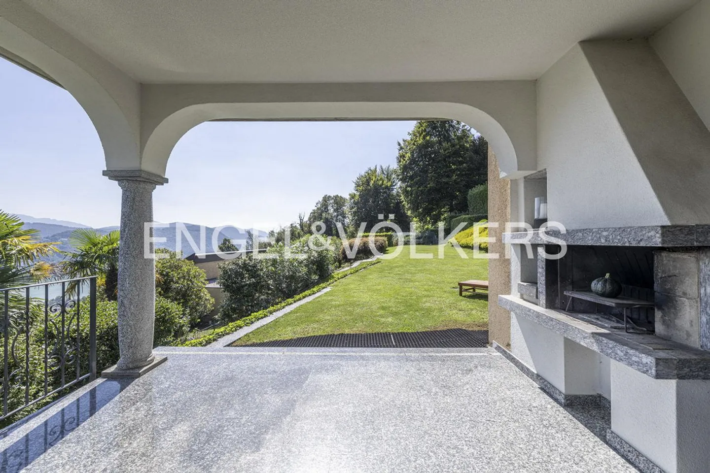 Einladende Villa mit großem Garten und Seeblick - Foto 11 von 13