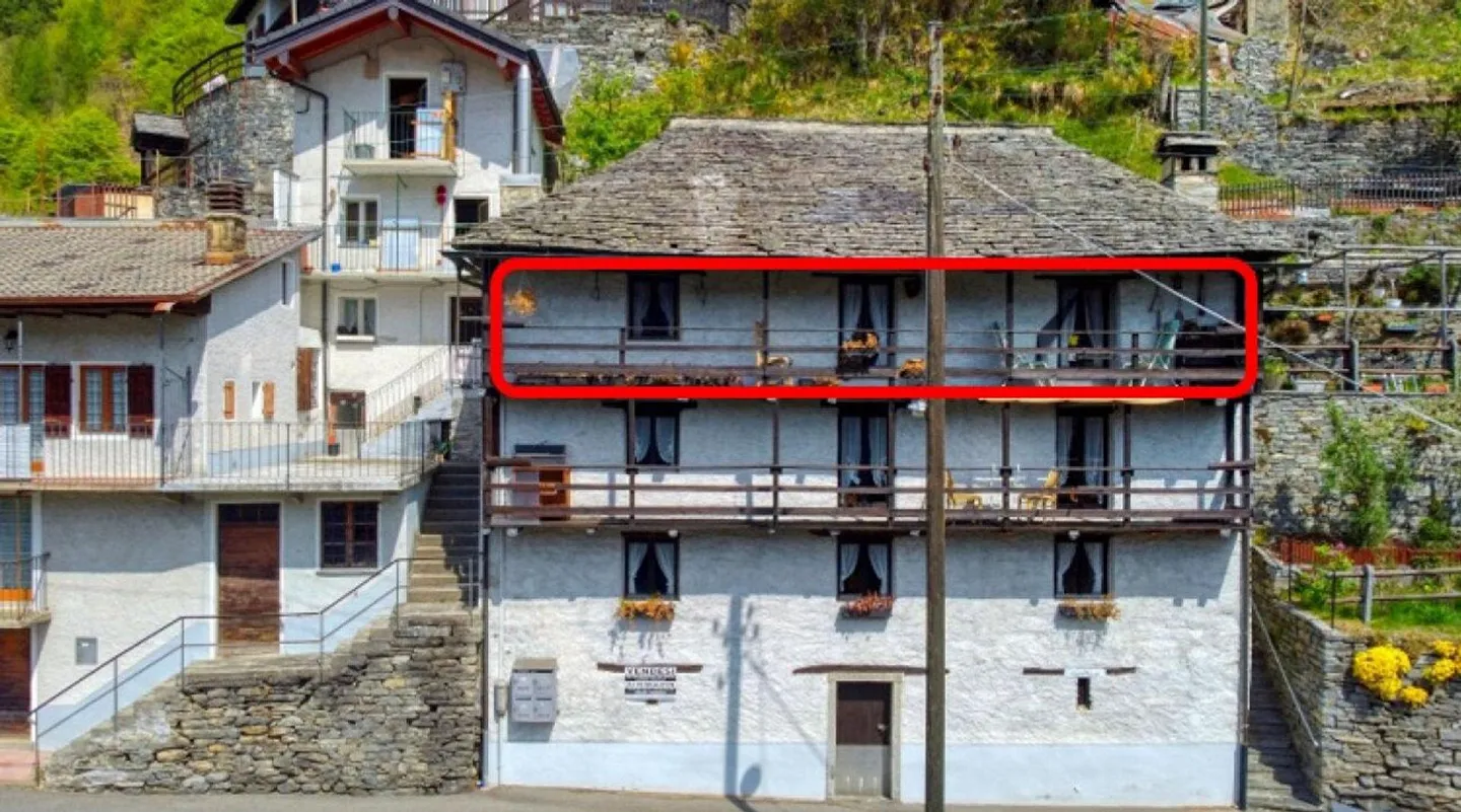 Renovated 3 ½ Room Apartment in the Historic Center with Pergola - Photo 2 of 7