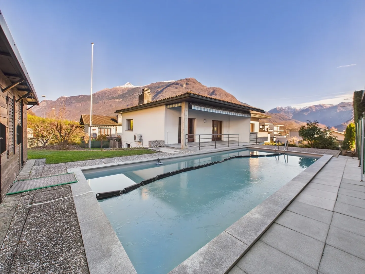 Casa bifamiliare esclusiva con grande giardino e piscina privata a Bellinzona, TI - Foto 1 di 13