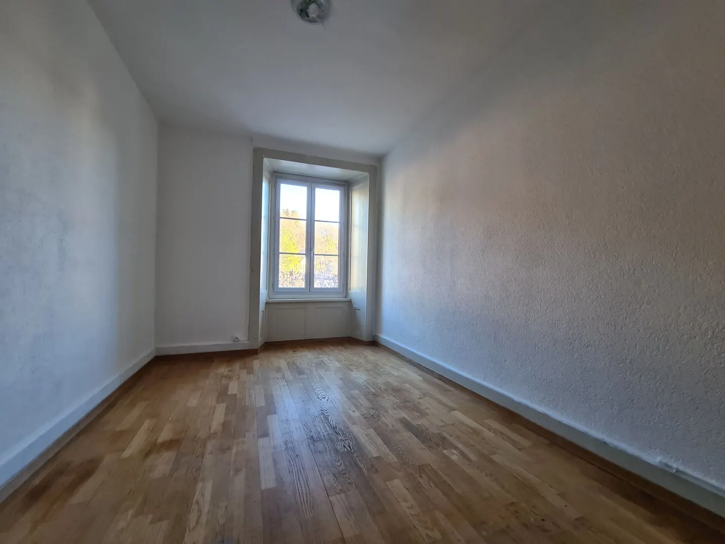 Spacious 5-Room Apartment - Photo 5 of 8