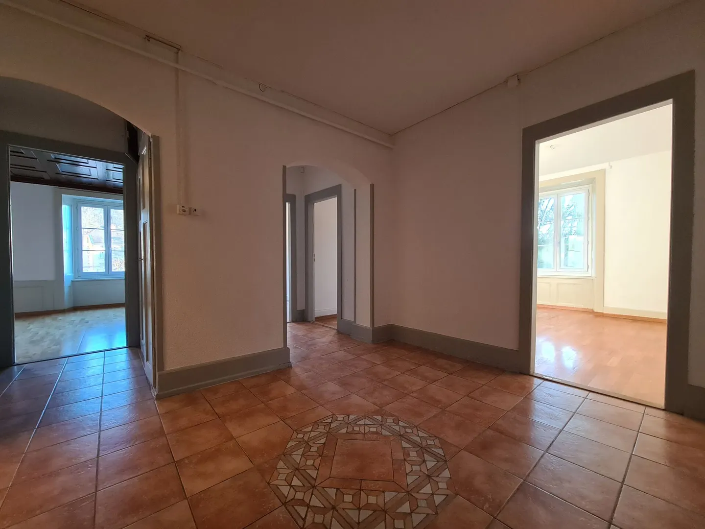 Spacious 5-Room Apartment - Photo 7 of 8