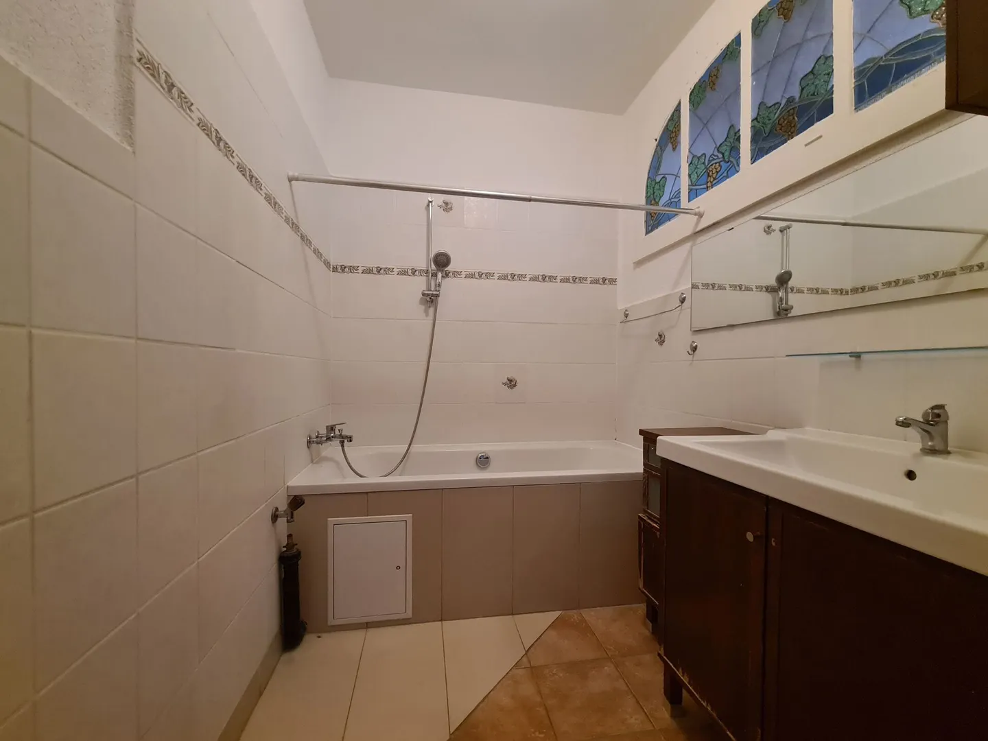 Spacious 5-Room Apartment - Photo 8 of 8