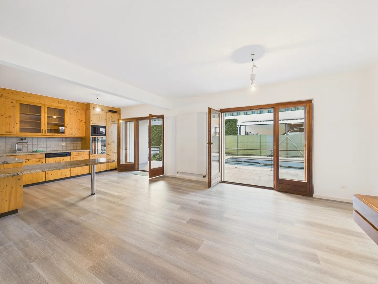 Casa bifamiliare esclusiva con grande giardino e piscina privata a Bellinzona, TI - Foto 5 di 13