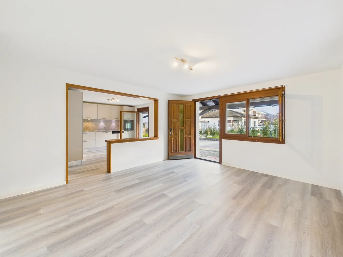 Casa bifamiliare esclusiva con grande giardino e piscina privata a Bellinzona, TI - Foto 6 di 13