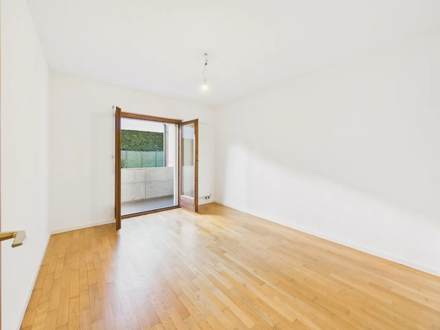 Casa bifamiliare esclusiva con grande giardino e piscina privata a Bellinzona, TI - Foto 8 di 13