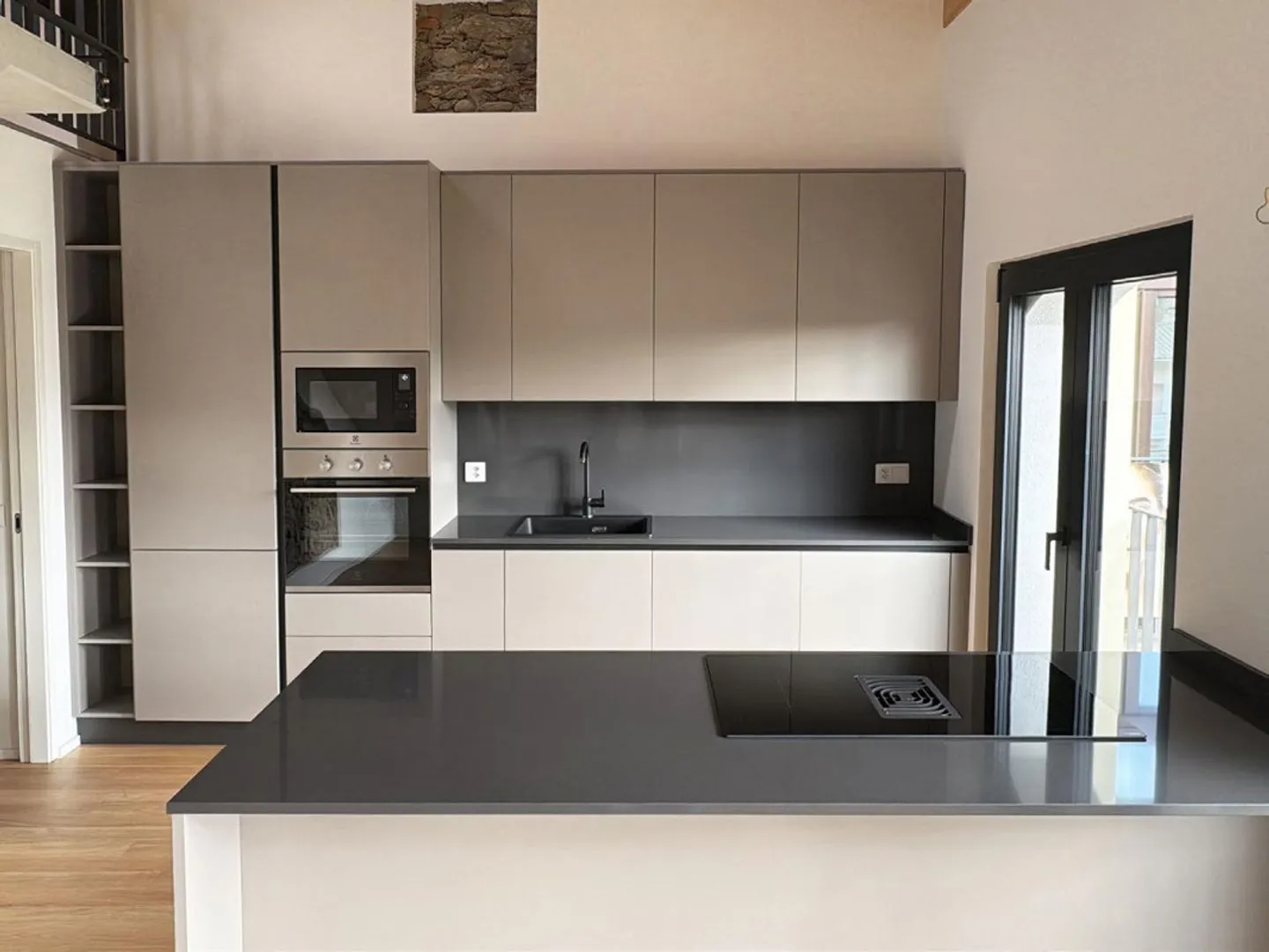 Bellissimo Attico di 3.5 loc Ristrutturato con Mezzanino - Residenza Primaria - Schöne renovierte 2-s.Zimmer-Dachgeschosswohnung mit Mezzazin - Foto 4 di 19