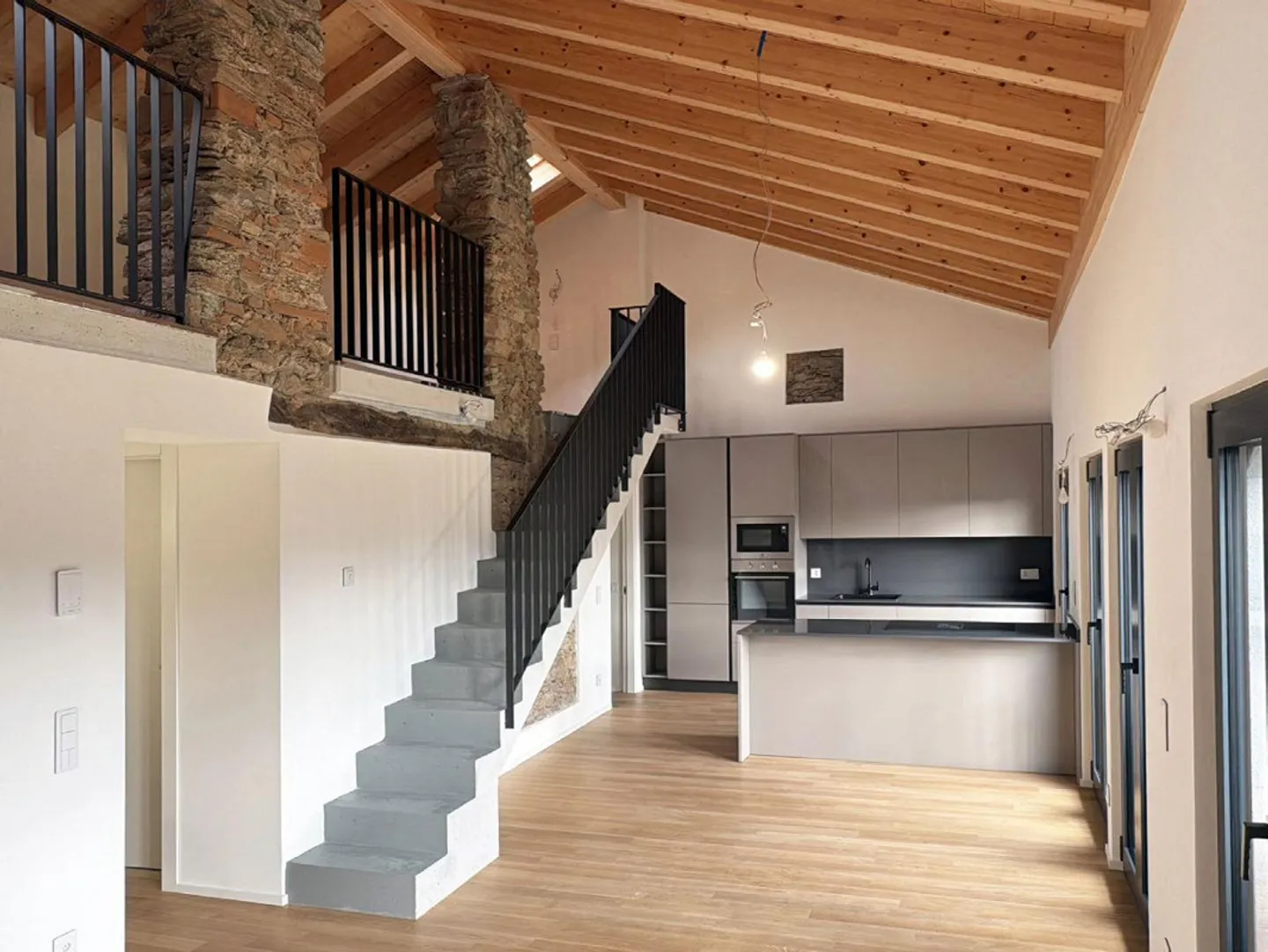 Bellissimo Attico di 3.5 loc Ristrutturato con Mezzanino - Residenza Primaria - Schöne renovierte 2-s.Zimmer-Dachgeschosswohnung mit Mezzazin - Foto 6 di 19