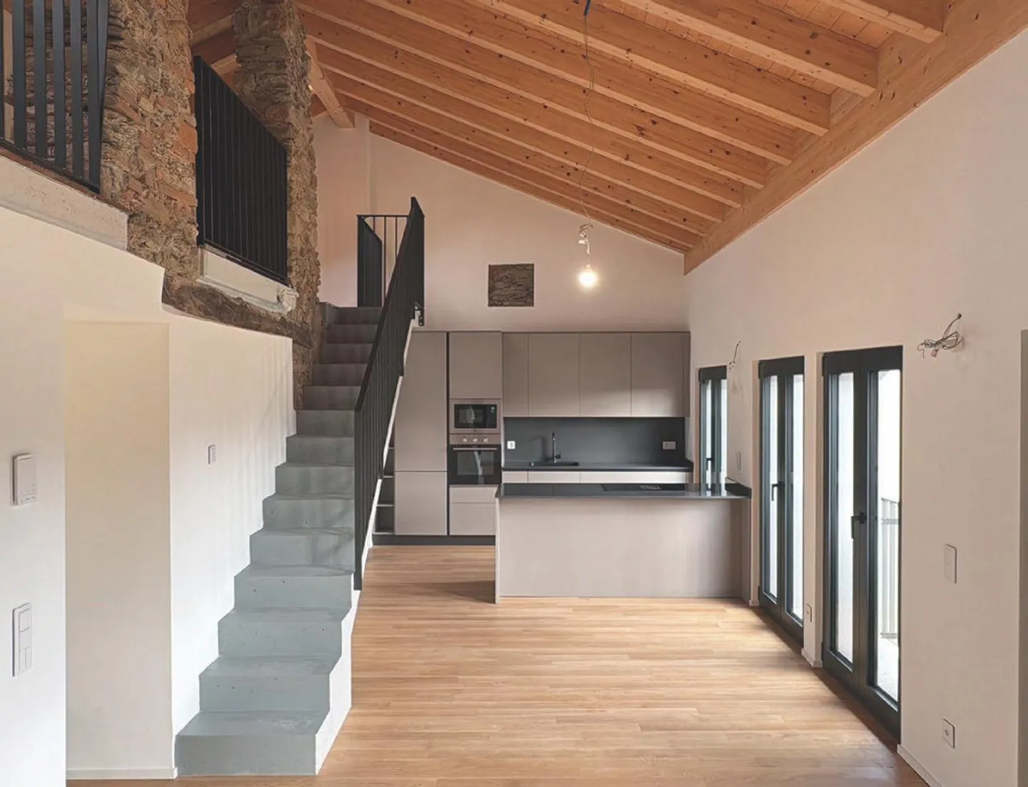 Bellissimo Attico di 3.5 loc Ristrutturato con Mezzanino - Residenza Primaria - Schöne renovierte 2-s.Zimmer-Dachgeschosswohnung mit Mezzazin - Foto 7 di 19