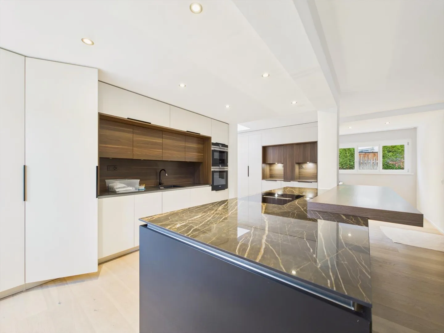 Light-Filled 4.5-Room Apartment in Köniz, BE - Photo 4 of 13