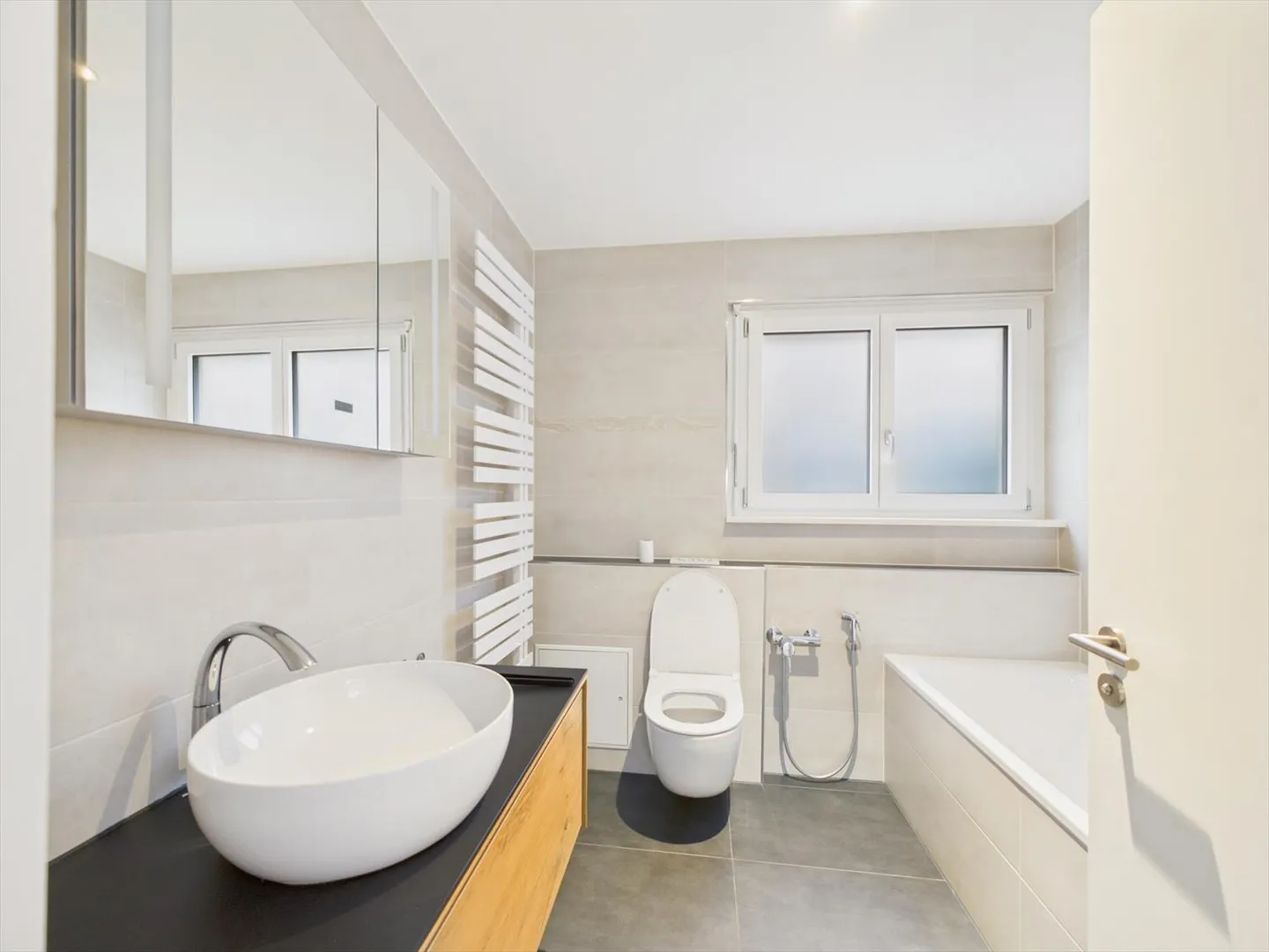 Light-Filled 4.5-Room Apartment in Köniz, BE - Photo 8 of 13