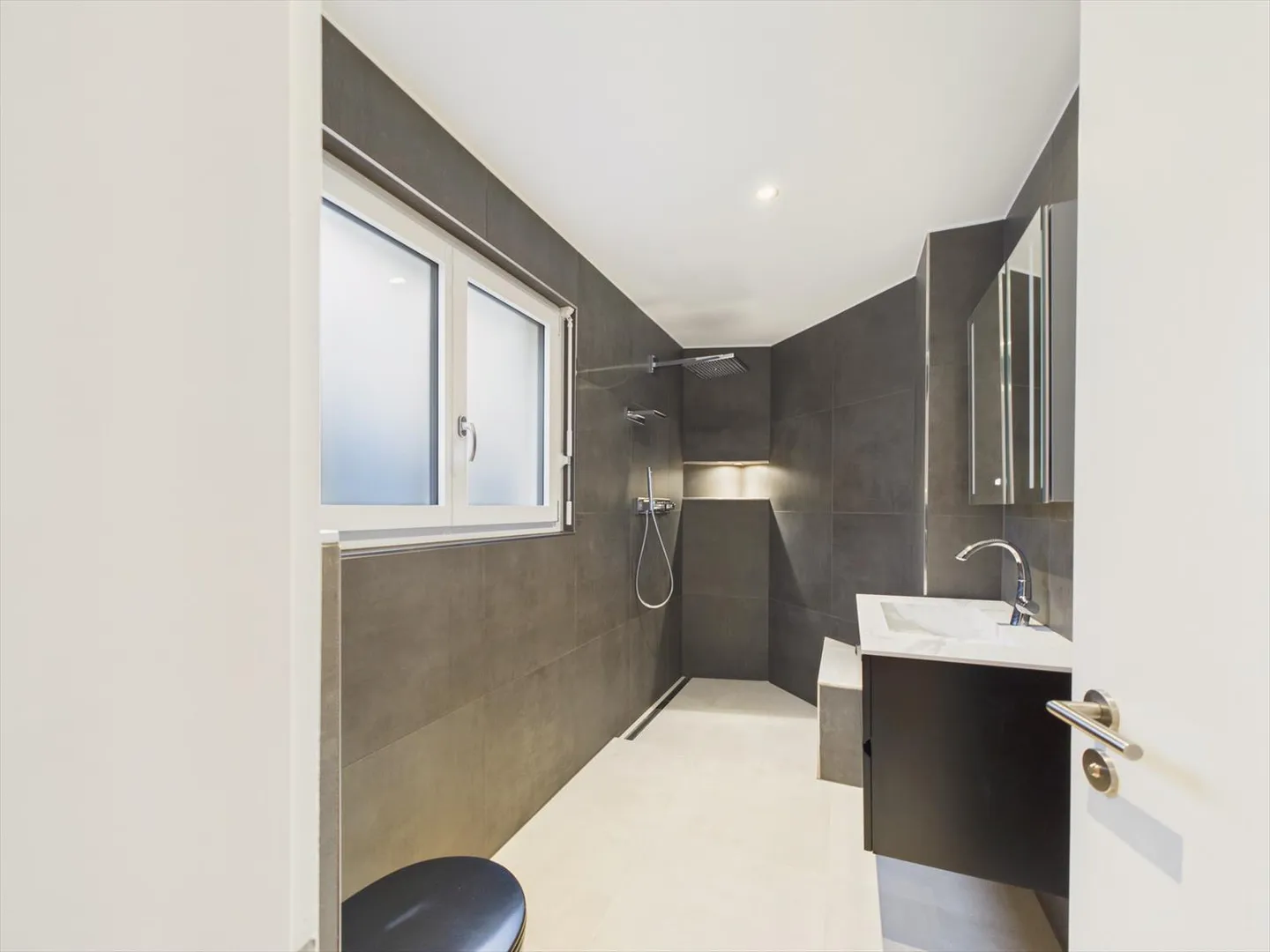 Light-Filled 4.5-Room Apartment in Köniz, BE - Photo 9 of 13