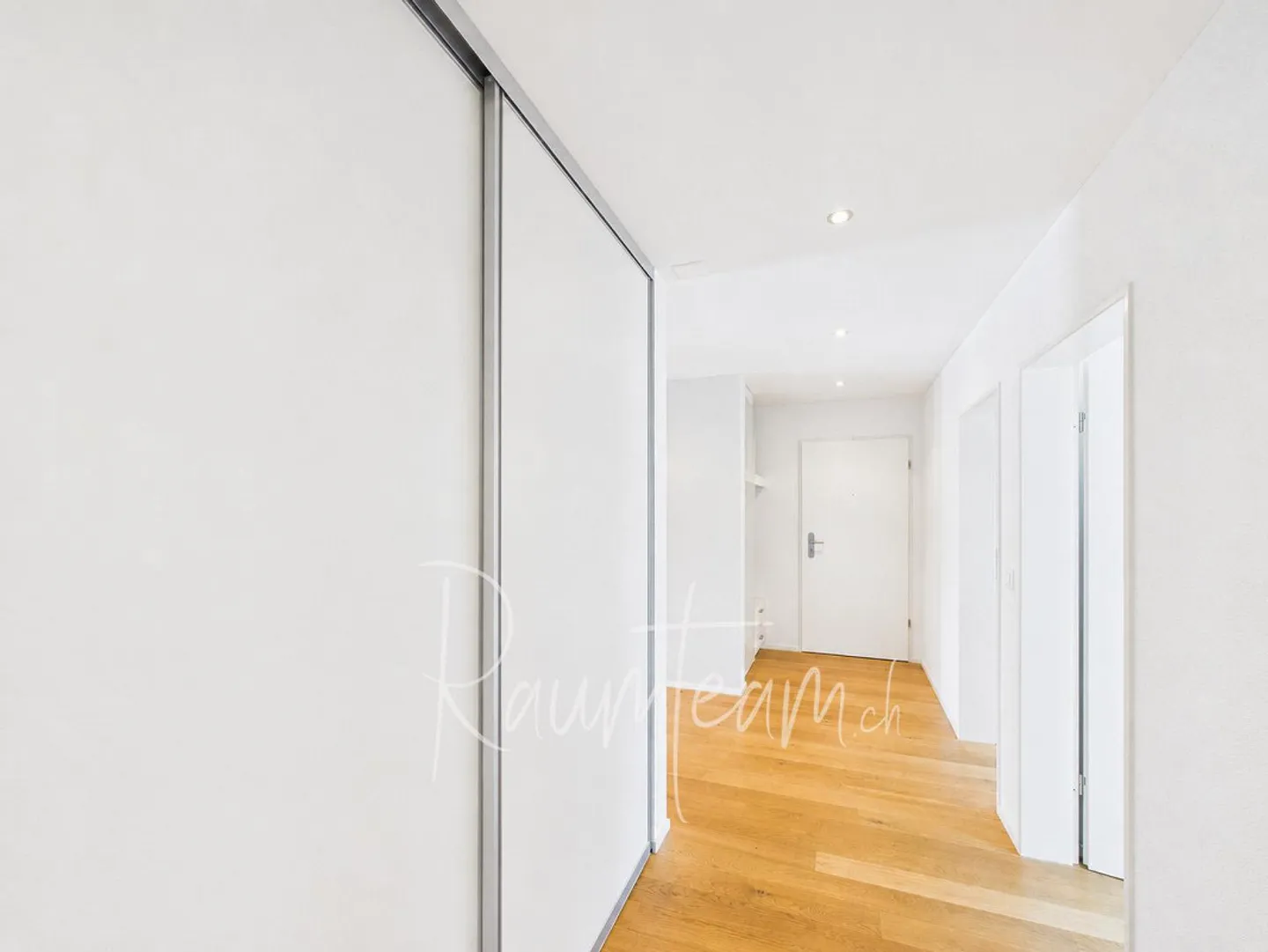 Bright apartment with a view of greenery - Photo 2 of 15