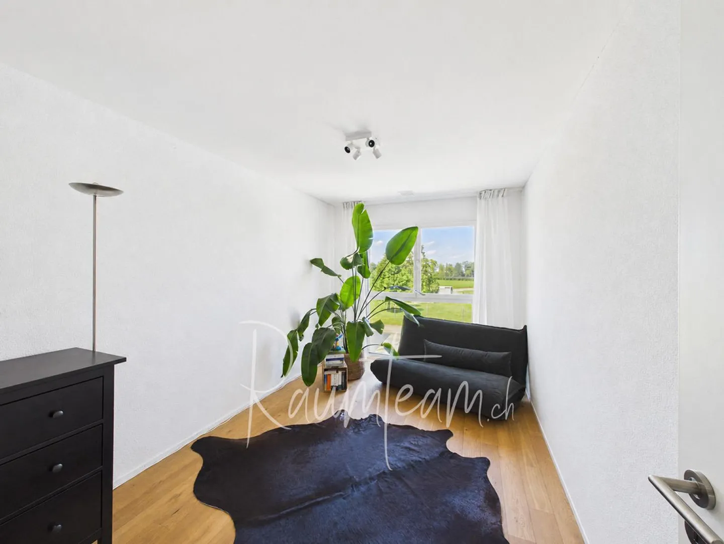 Bright apartment with a view of greenery - Photo 5 of 15