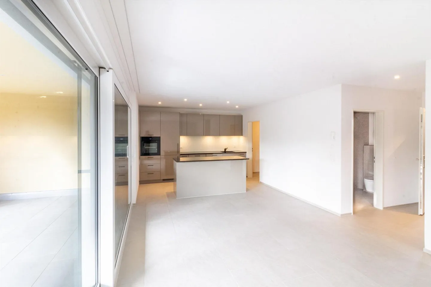 Appartamento moderno e luminoso di 3½ locali in una posizione tranquilla - Foto 4 di 13