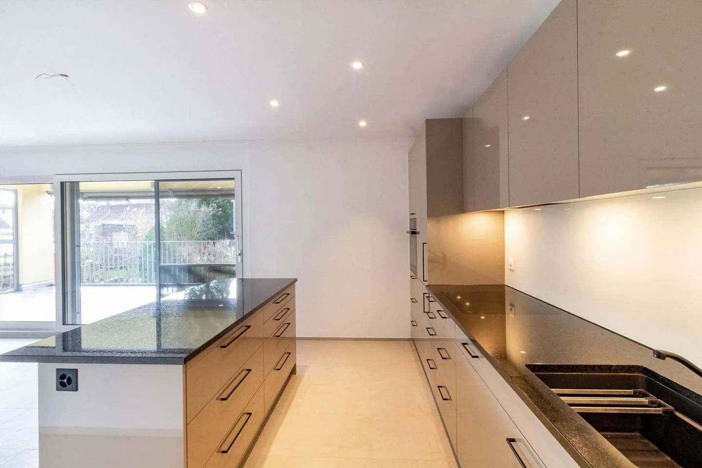 Appartamento moderno e luminoso di 3½ locali in una posizione tranquilla - Foto 2 di 13