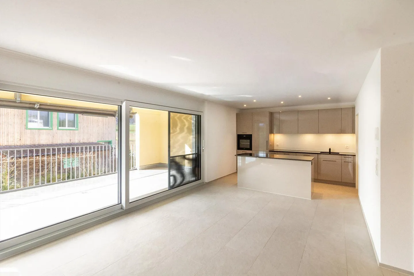 Appartamento moderno e luminoso di 3½ locali in una posizione tranquilla - Foto 3 di 13