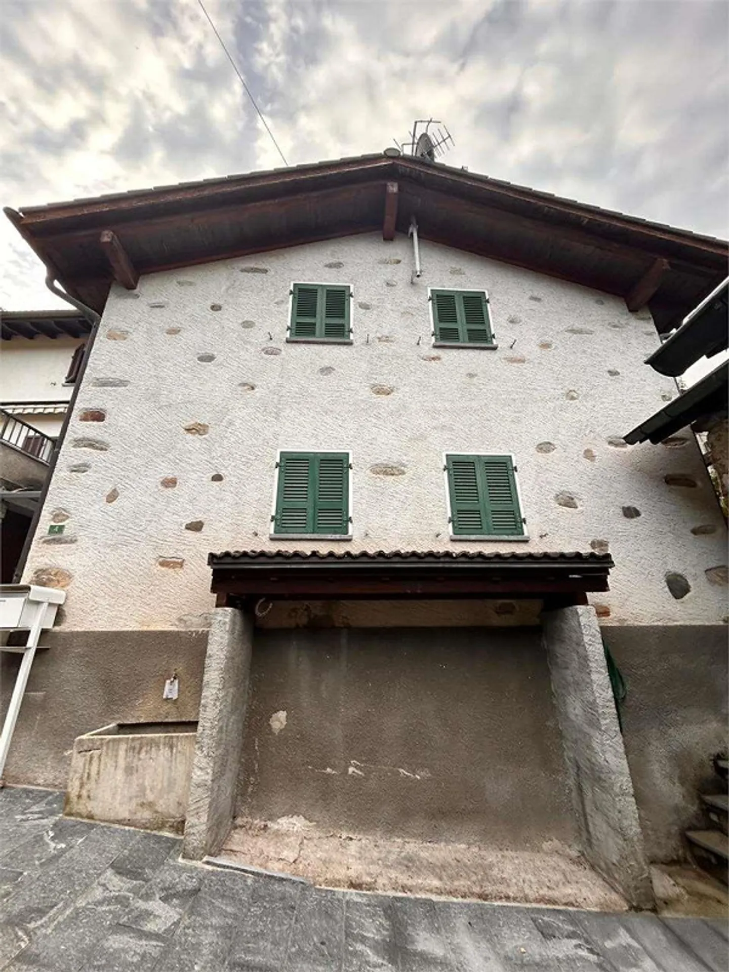 Independent house in the heart of Medeglia - character, space and authenticity - Photo 1 of 13