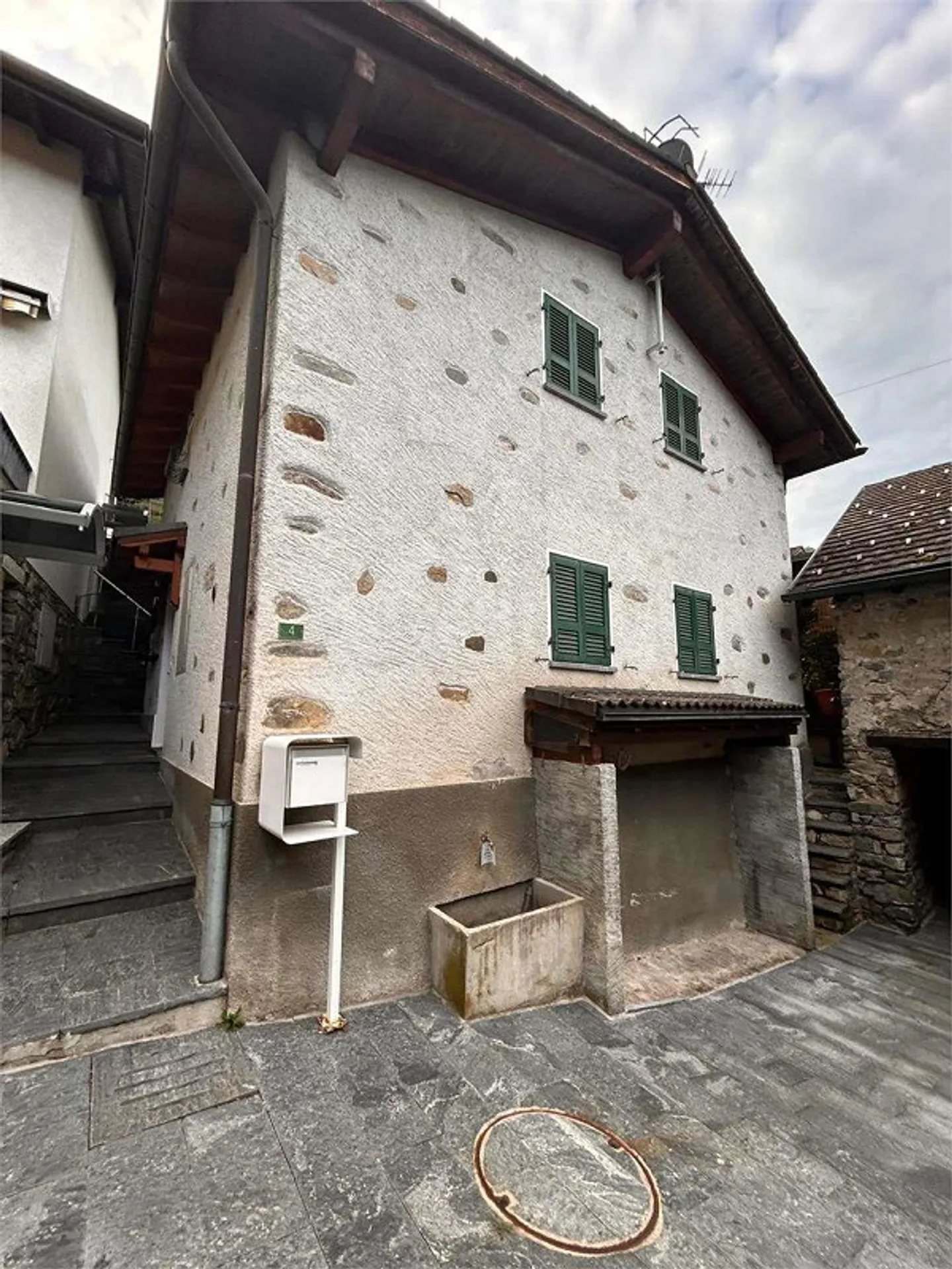 Independent house in the heart of Medeglia - character, space and authenticity - Photo 2 of 13