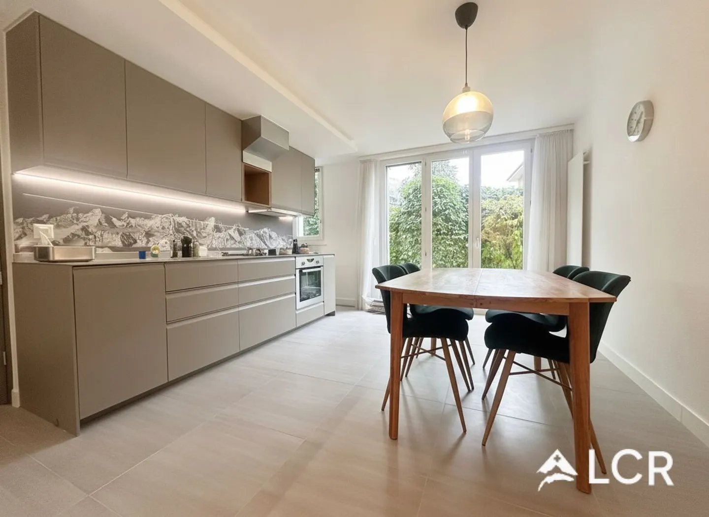 Magnificent 3.5 room furnished apartment with terrace and small garden - Photo 2 of 8