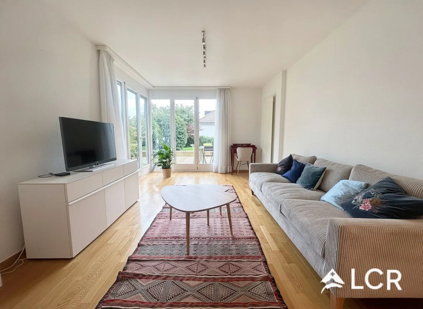 Magnificent 3.5 room furnished apartment with terrace and small garden - Photo 3 of 8
