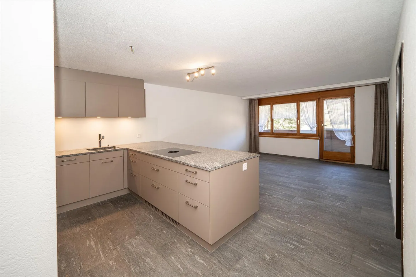 Frisch renovierte 2.5-Zimmer-Wohnung in Igis – sonnig und ruhig - Foto 2 von 11