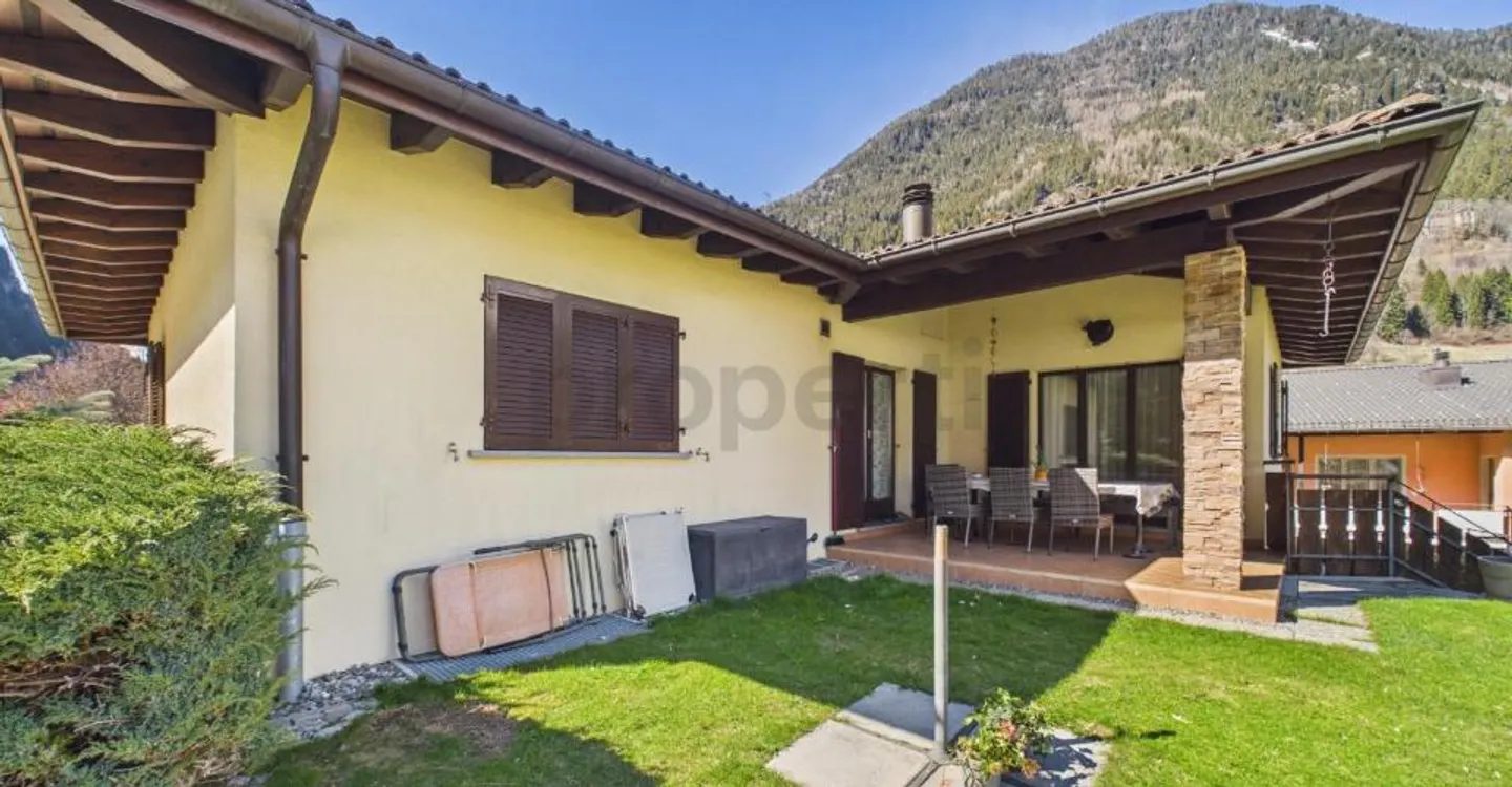 Elegant 5.5-room villa with large flat garden in Piotta - Photo 1 of 11