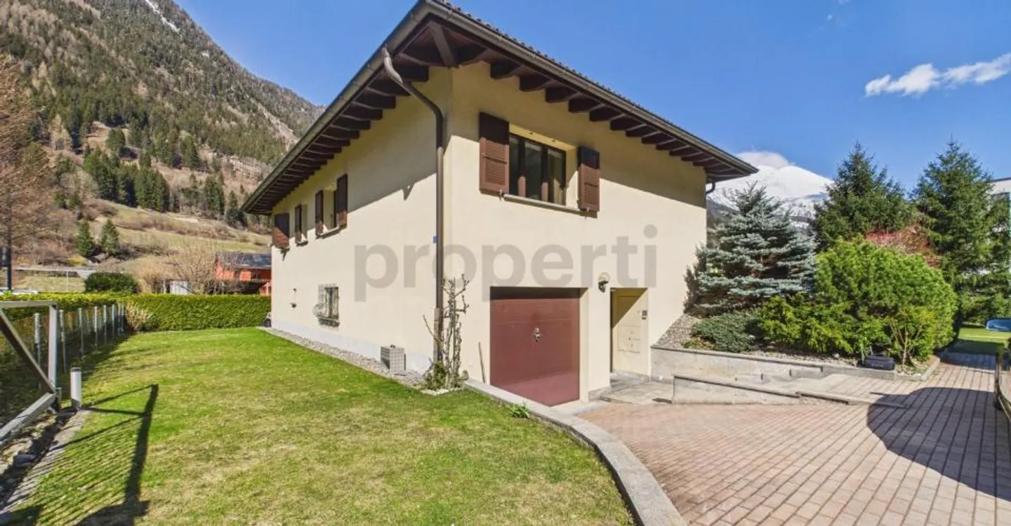 Elegant 5.5-room villa with large flat garden in Piotta - Photo 10 of 11
