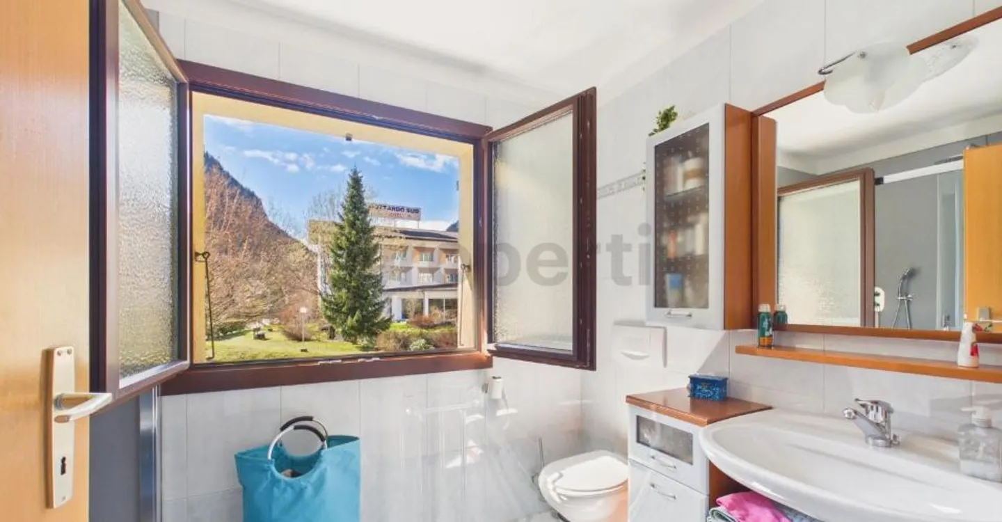 Elegant 5.5-room villa with large flat garden in Piotta - Photo 9 of 11