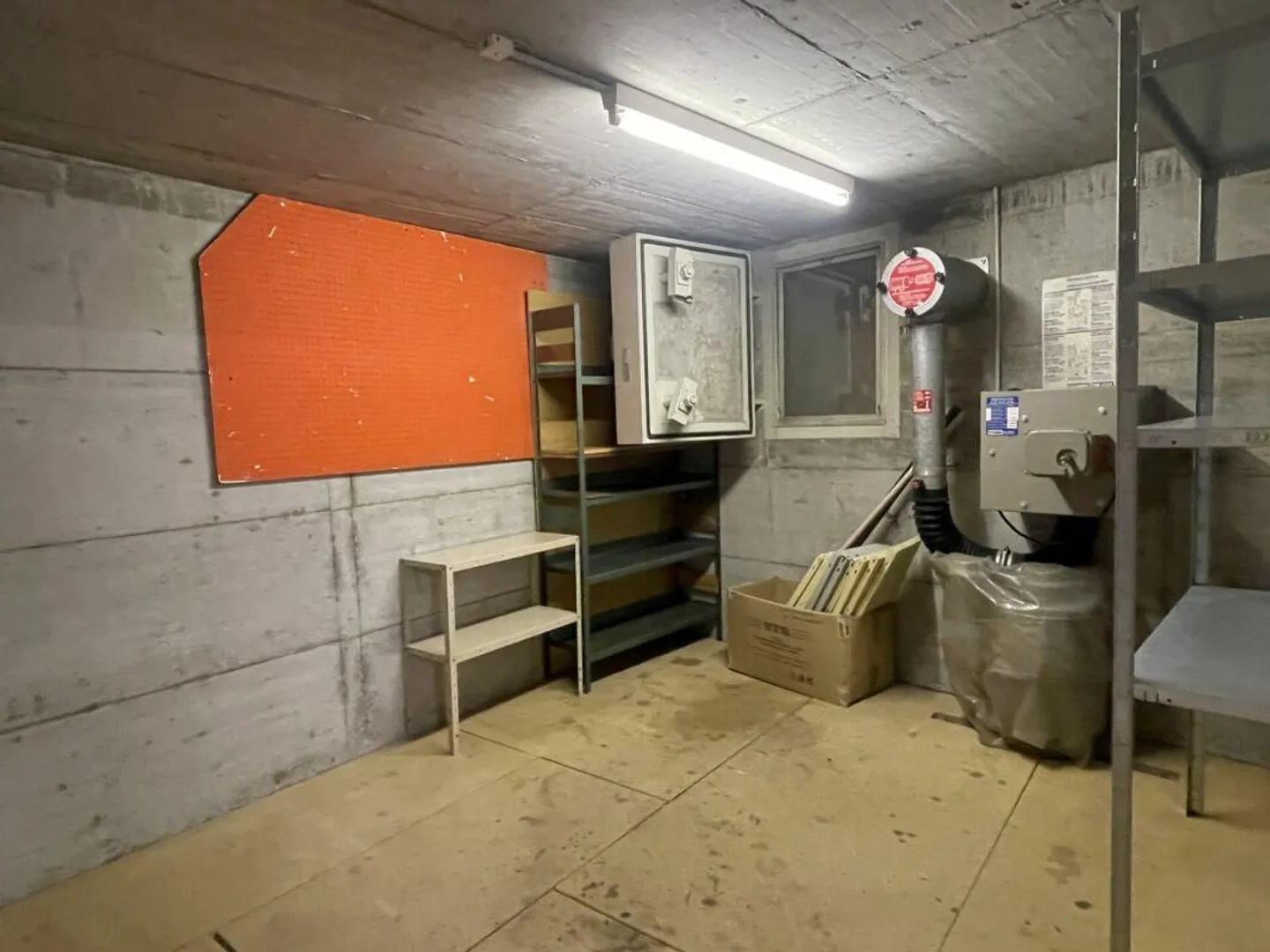 2 ripostigli versatili di circa 35 m2 - uno con pavimento in legno - Foto 3 di 3
