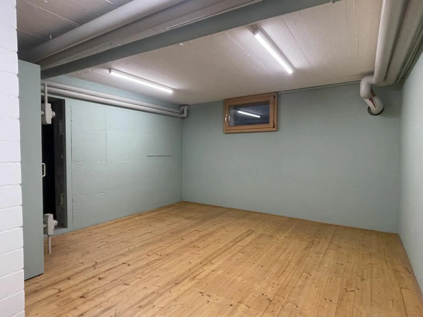 2 ripostigli versatili di circa 35 m2 - uno con pavimento in legno - Foto 1 di 3
