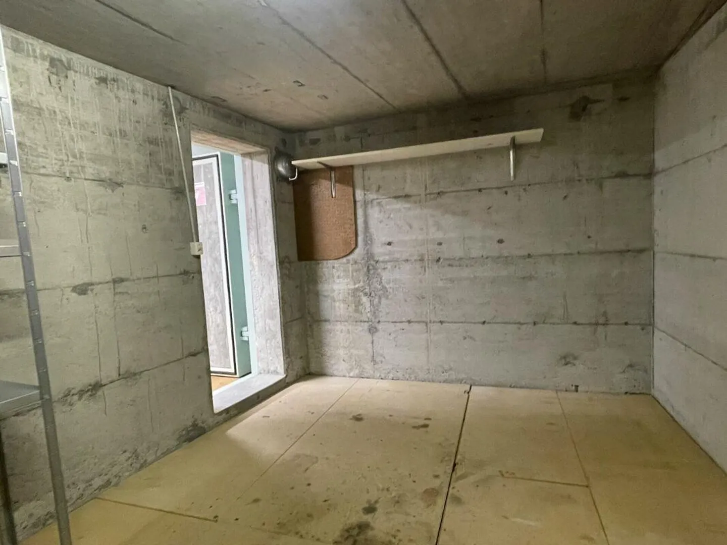2 ripostigli versatili di circa 35 m2 - uno con pavimento in legno - Foto 2 di 3