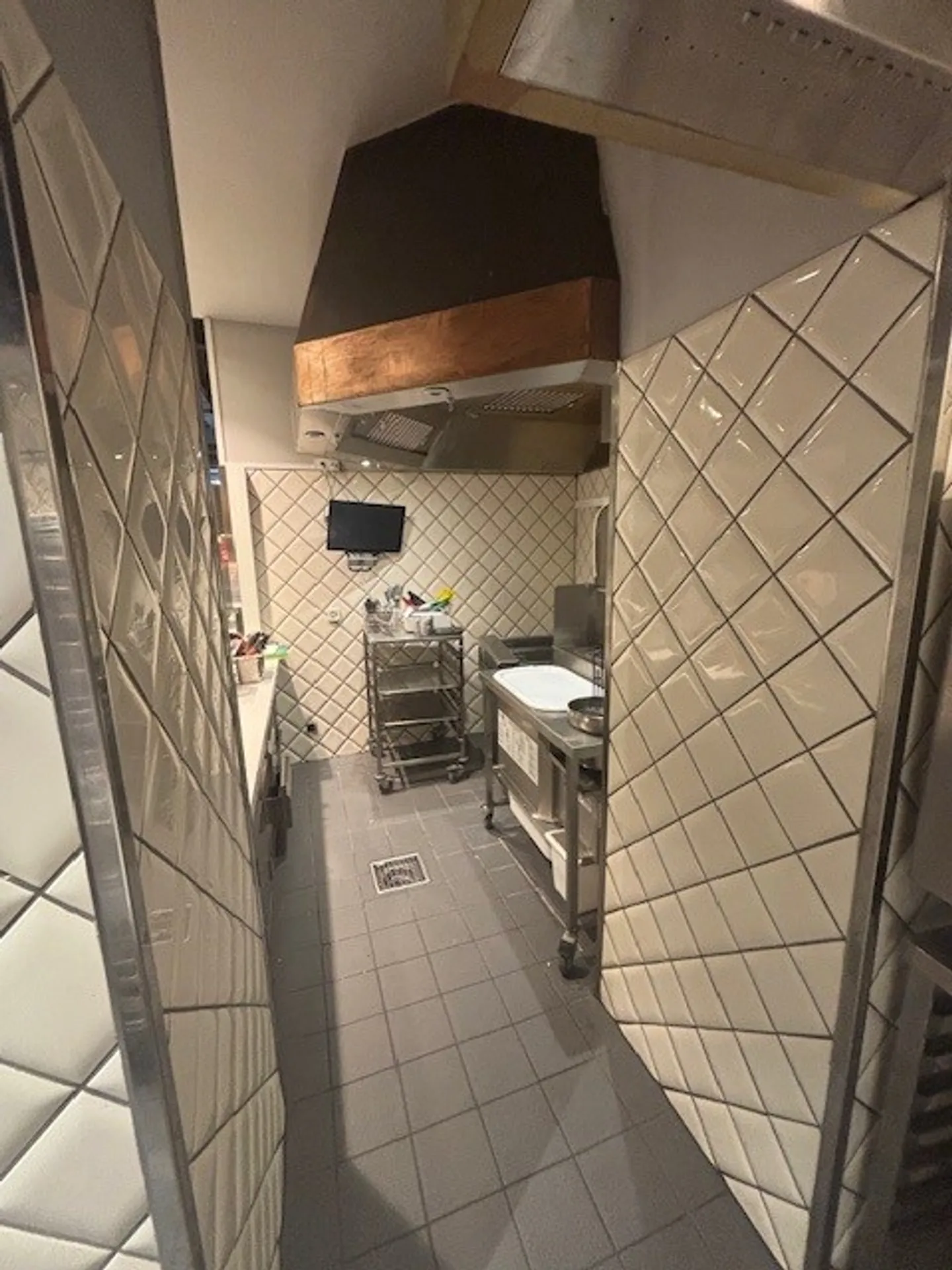 Restaurant for rent in a central location near Schifflände - Photo 3 of 12