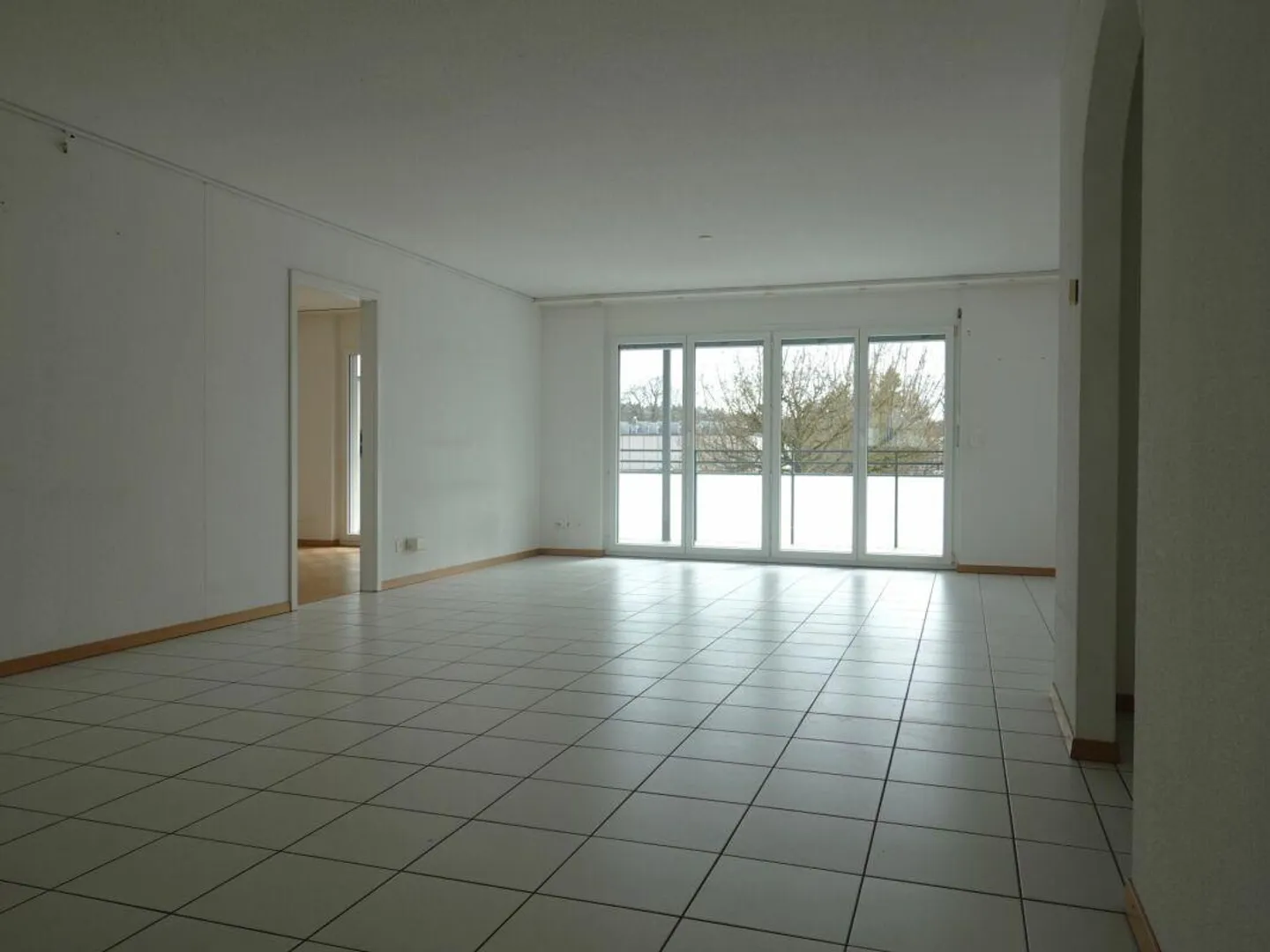 Exclusive 3.5-room condominium with large balcony in a popular location in Wiesendangen - Photo 3 of 5