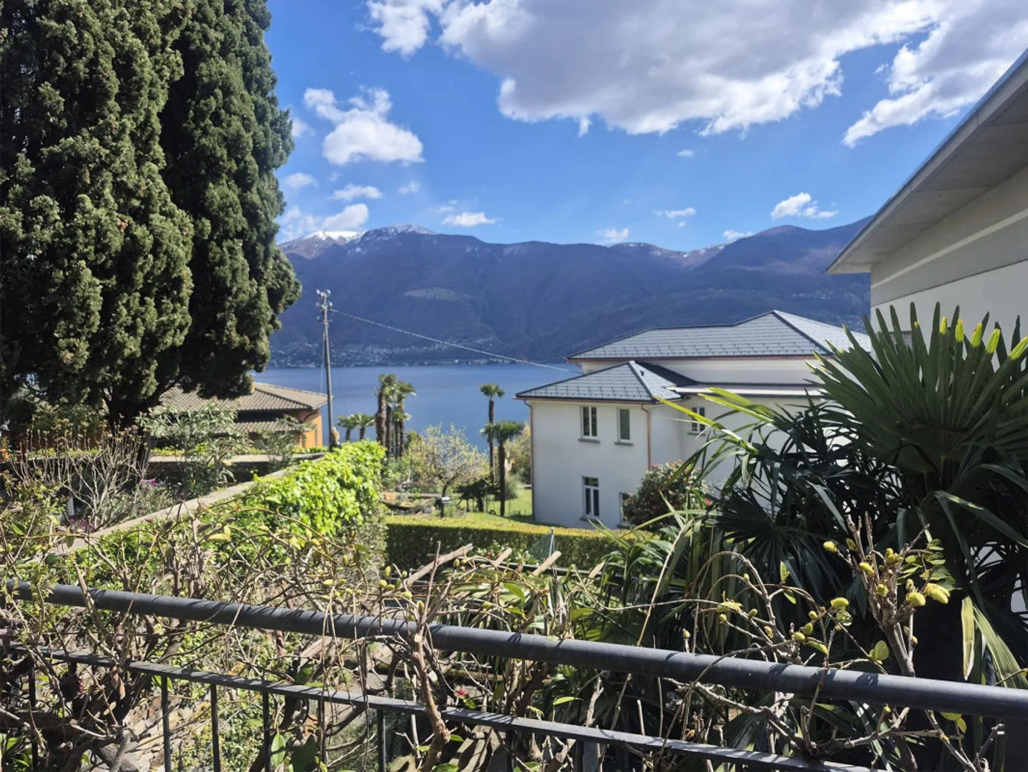BRISSAGO - High-end 4.5 penthouse with garden and lake view - Photo 2 of 12