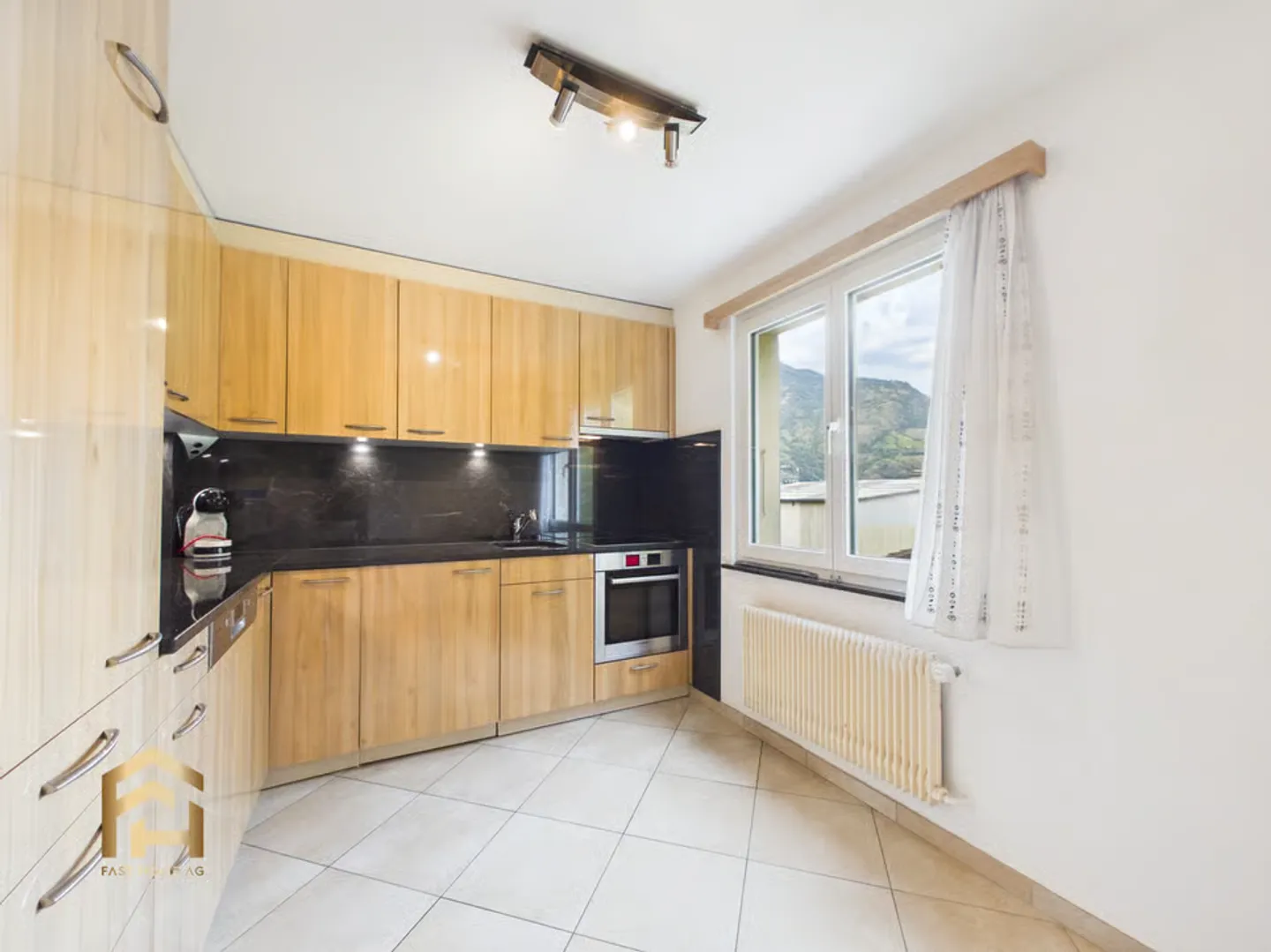 Attractive Investment Opportunity: Renovated 4.5 Room Apartment with Small Balcony - Photo 2 of 13