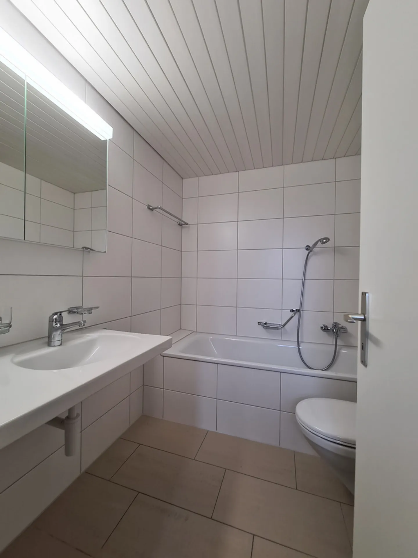 Appartement lumineux de 3,5 pièces dans un emplacement calme à Bottmingen - Photo 5 sur 6
