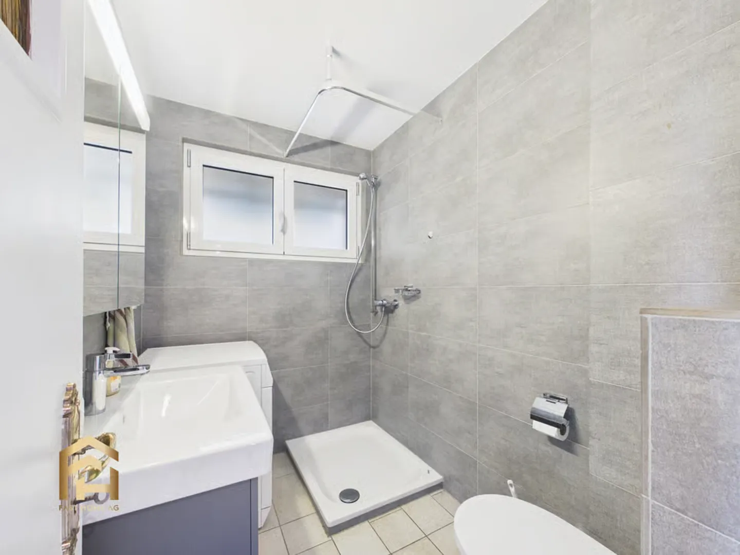 Attractive Investment Opportunity: Renovated 4.5 Room Apartment with Small Balcony - Photo 9 of 13