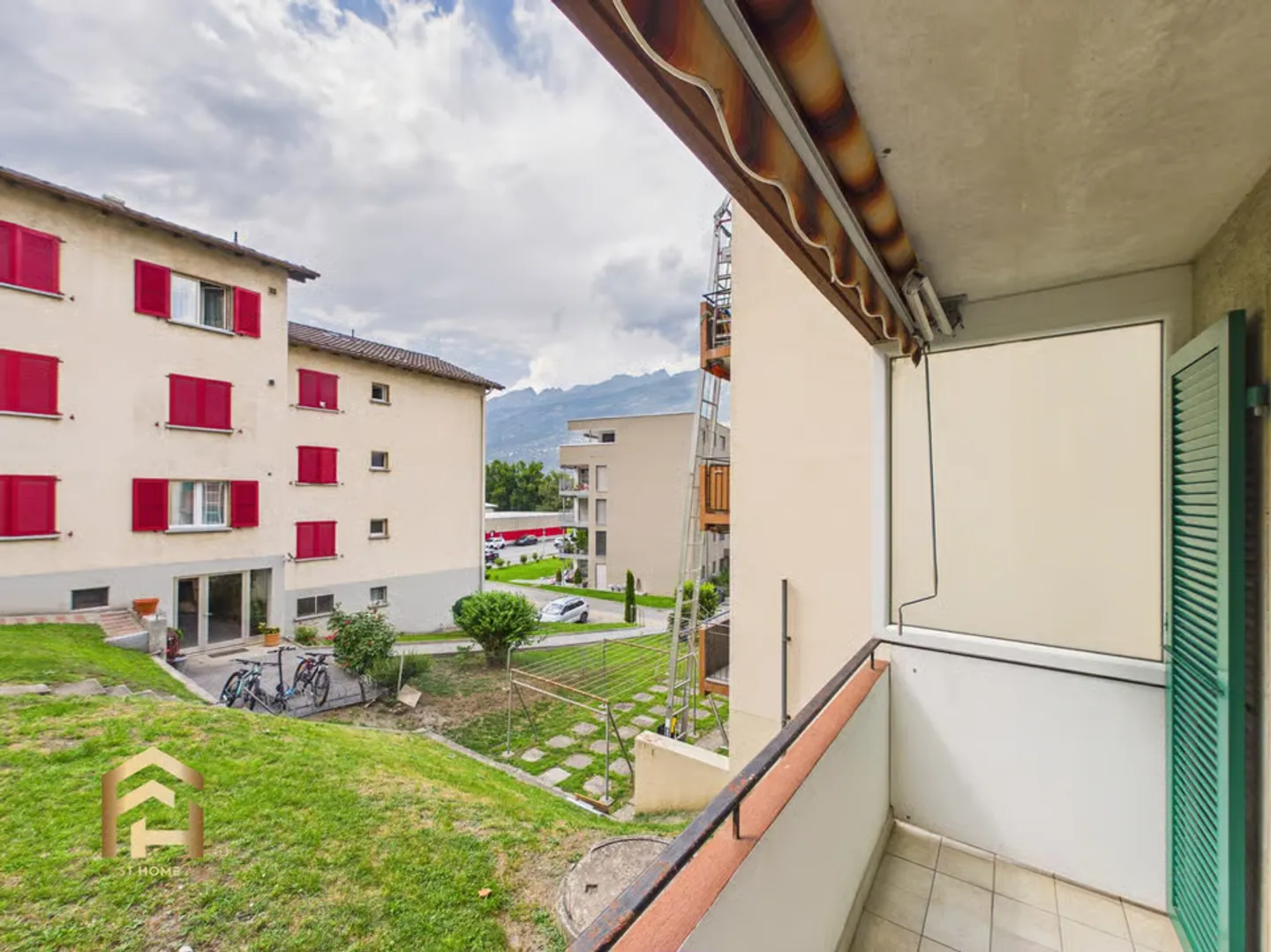 Attractive Investment Opportunity: Renovated 4.5 Room Apartment with Small Balcony - Photo 10 of 13