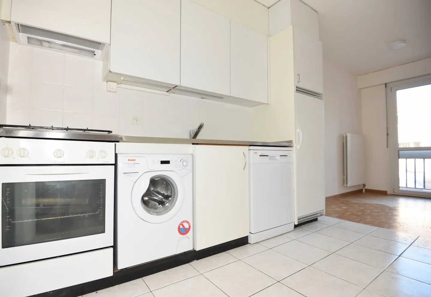 Spacious and Bright Accommodation - Photo 3 of 9