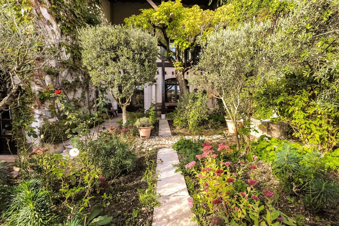 Exceptional village property in Avusy, in the heart of the Geneva countryside - Photo 1 of 13