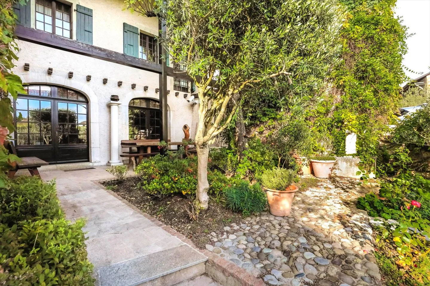 Exceptional village property in Avusy, in the heart of the Geneva countryside - Photo 2 of 13