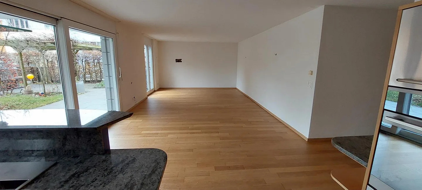 Ampio appartamento di 4 stanze (117m2) con grande giardino e lavanderia privata - Foto 2 di 15