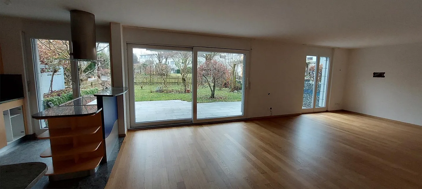 Ampio appartamento di 4 stanze (117m2) con grande giardino e lavanderia privata - Foto 3 di 15