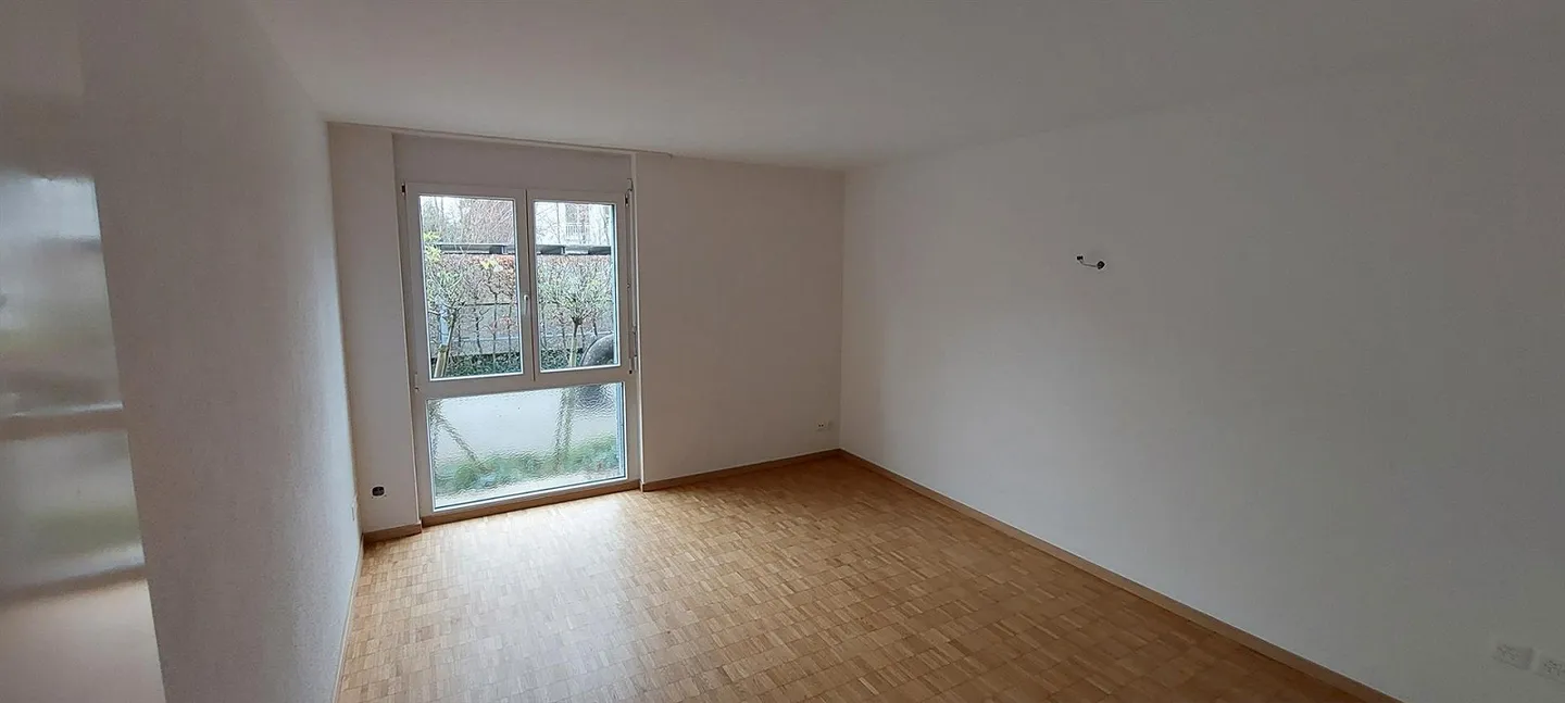 Ampio appartamento di 4 stanze (117m2) con grande giardino e lavanderia privata - Foto 11 di 15