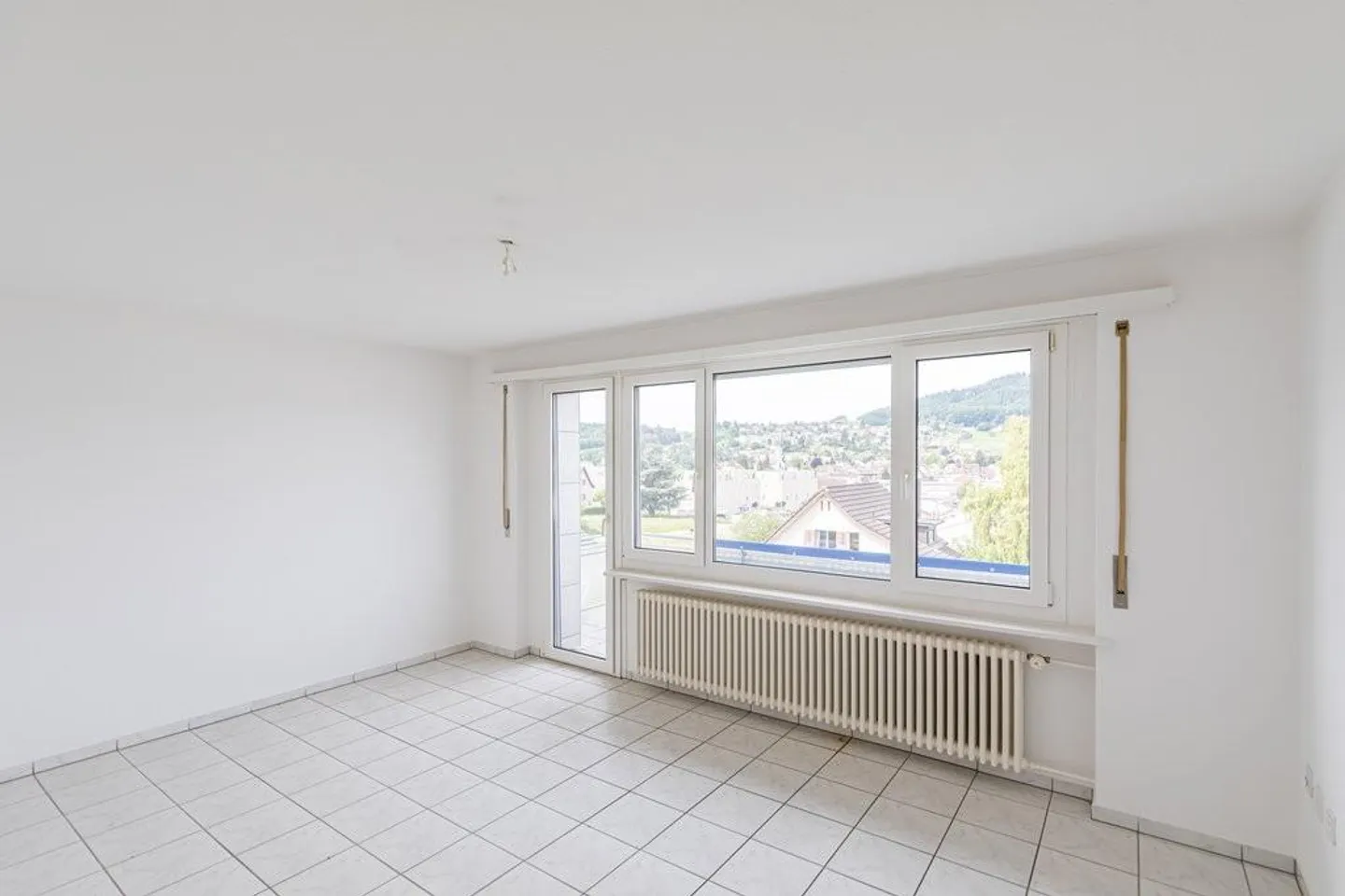 Large and bright 4.5-room apartment for rent! - Photo 2 of 9