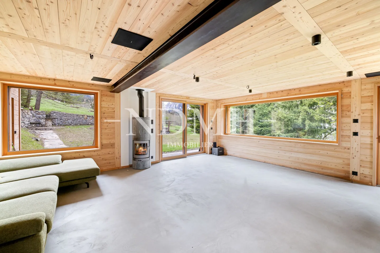 Alpine charm and modernity in a preserved setting - Photo 2 of 16